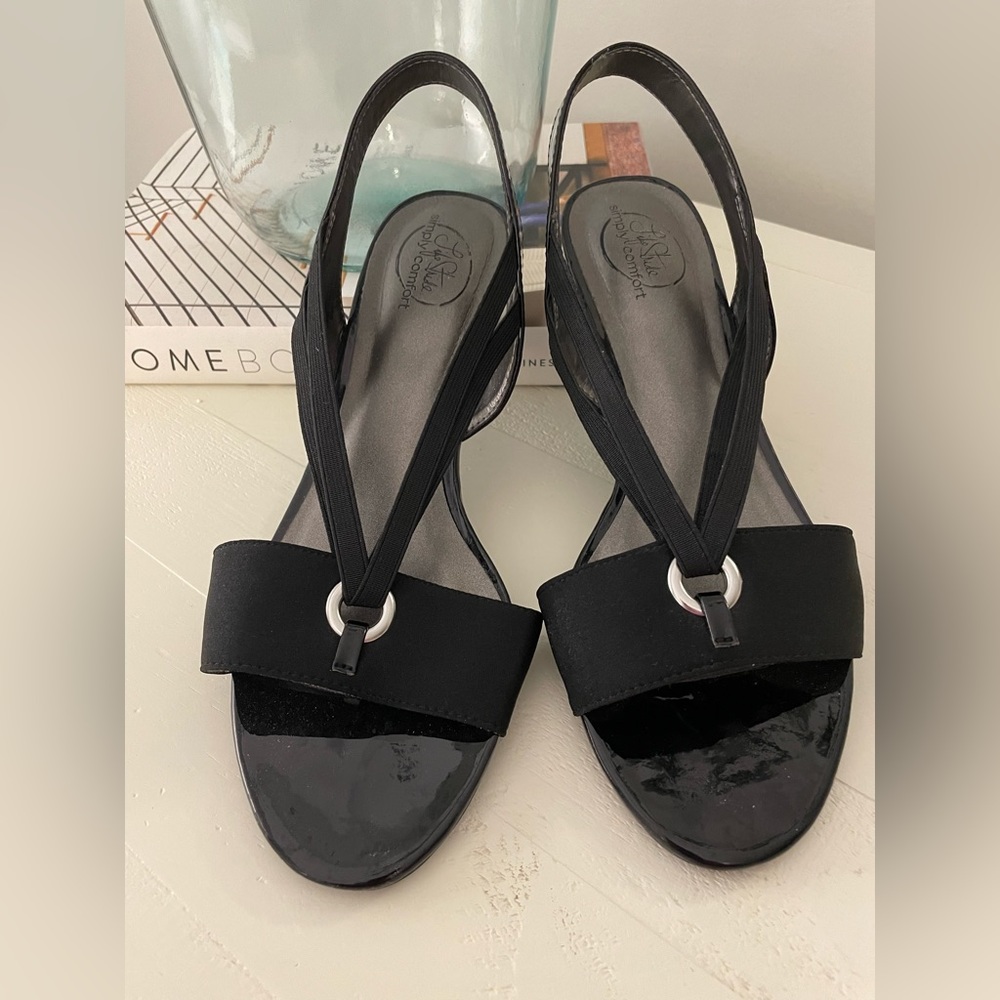 Life Stride Sandals Size 9 only worn once, Black